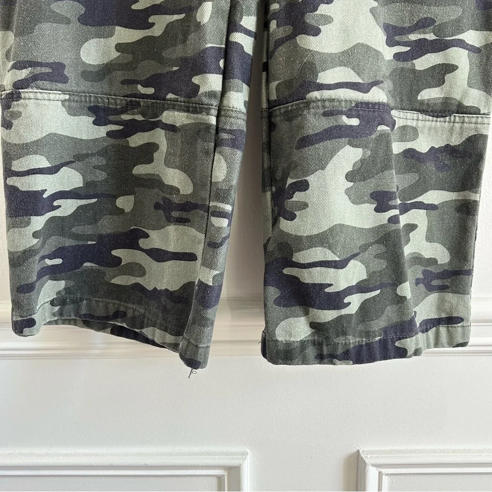 High-Rise Wide-Leg Cargo Jeans in Green Camo - Picture 13 of 14